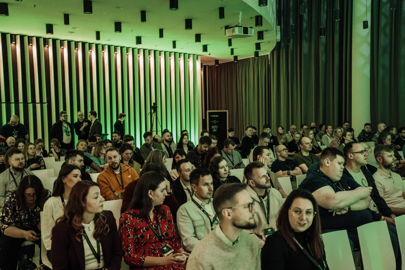 Uczestnicy w kuluarach konferencji