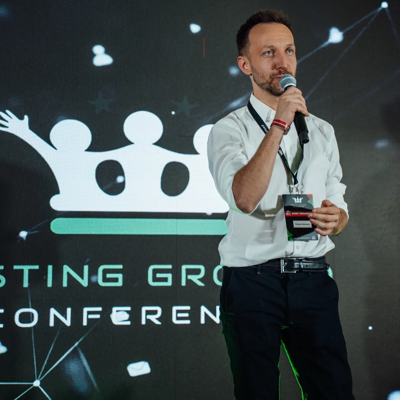 Tomasz Stelmach na scenie Testing Ground Conference